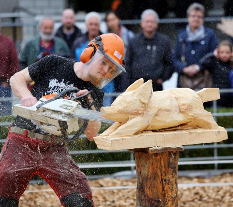 Lukas Senn schnitzt mit einer Motorsäge eine Holzskulptur